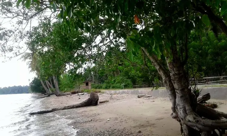 Pasir putih tampak jauh