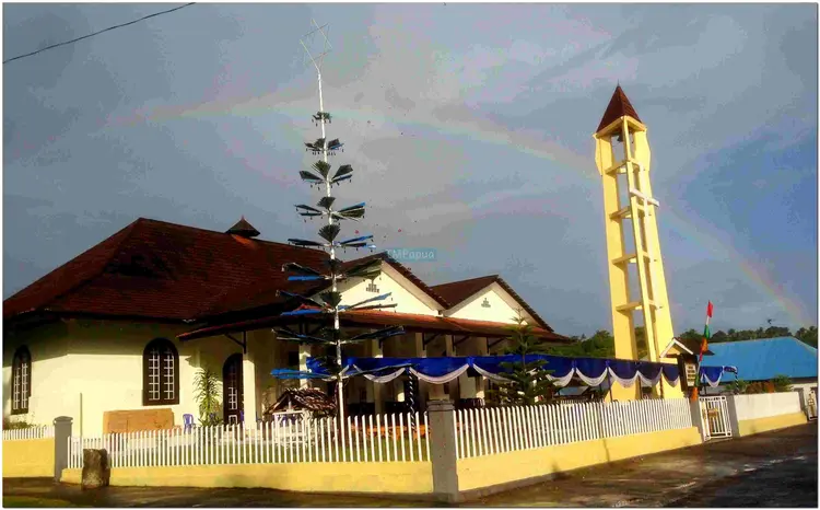 Gereja Karmel Dengan Pelangi