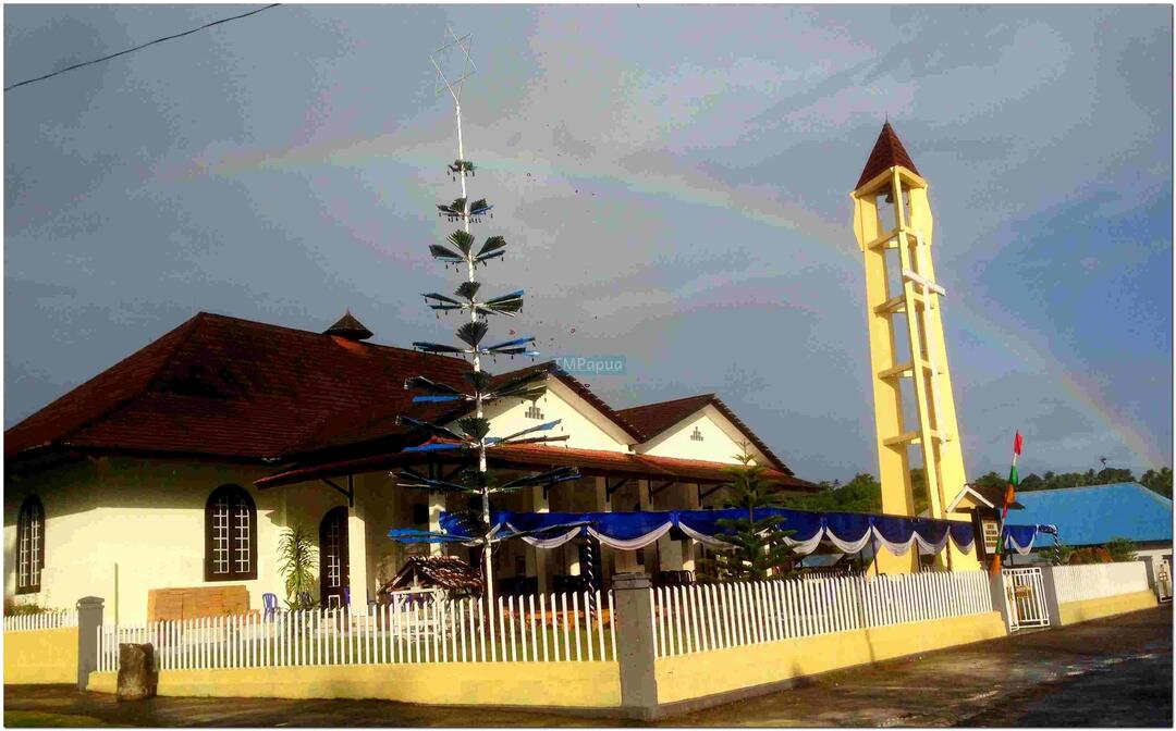 Gereja Karmel Dengan Pelangi Gereja Karmel Dengan Pelangi